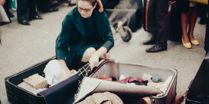 Mujer haciendo una maleta