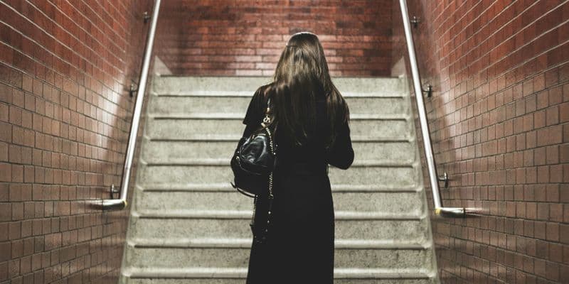 Mujer caminando en una estación de tren