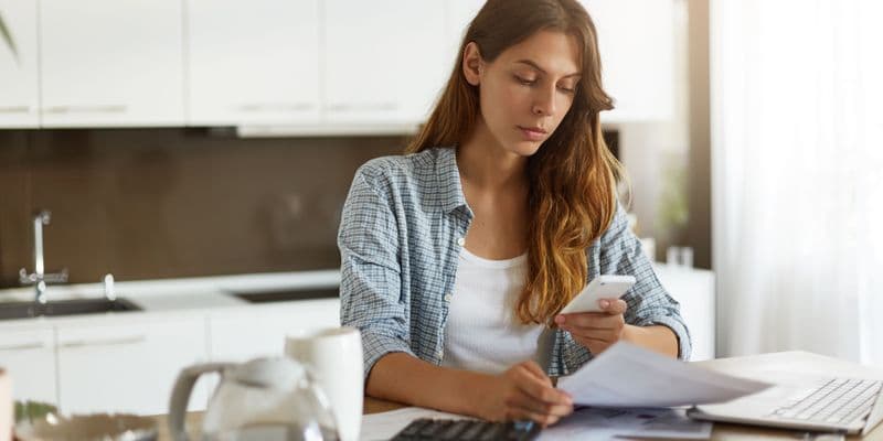 Mujer mirando facturas