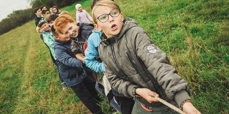 Niños jugando al aire libre
