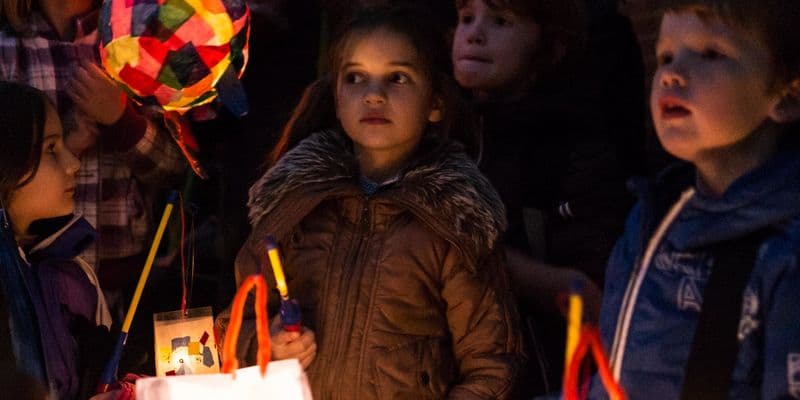 Niños celebrando Sint Maarten