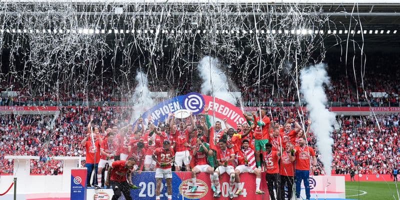 El equipo del PSV celebrando su 25º título de la Eredivisie tras vencer al Sparta Rotterdam en un emocionante partido