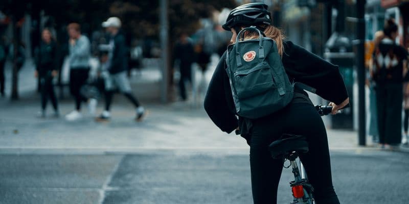 Persona con casco en una bicicleta