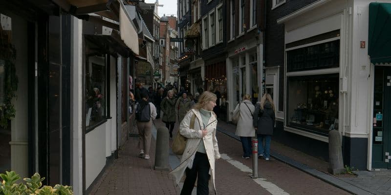 Personas caminando por una calle de Ámsterdam