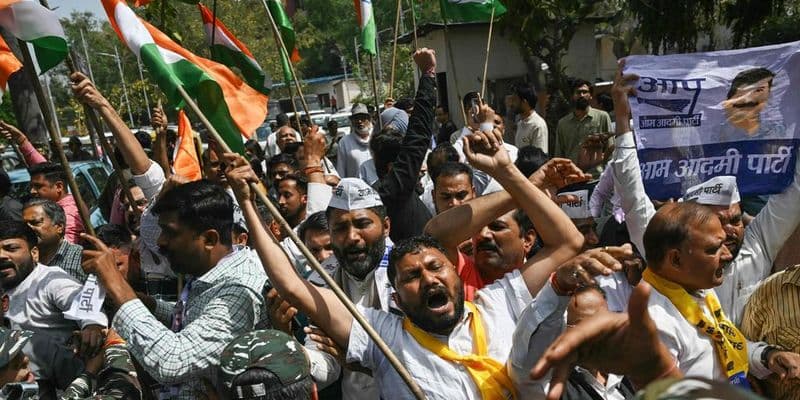 Personas en India manifestándose