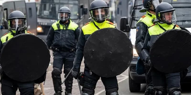 Disturbios en Houten y Uithoorn por protestas contra centros de asilo: 7 detenidos