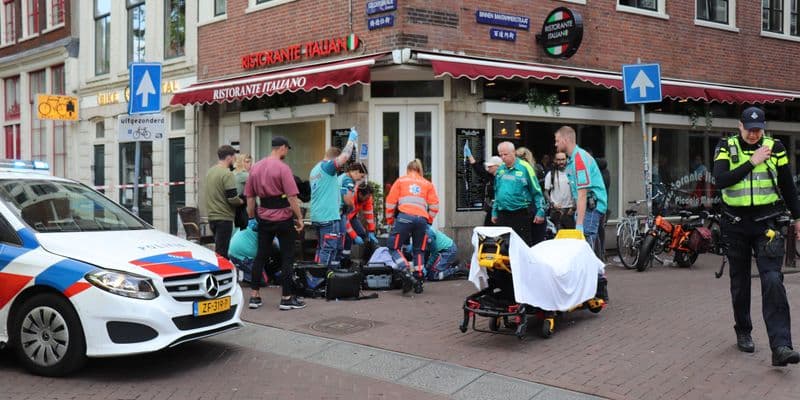 Policía y paramédicos en el lugar del tiroteo en Ámsterdam