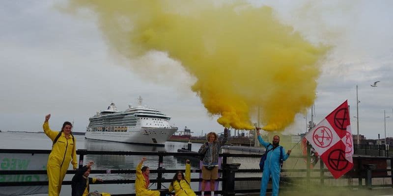 Extinction Rebellion bloquea cruceros en IJmuiden en protesta contra la contaminación ambiental
