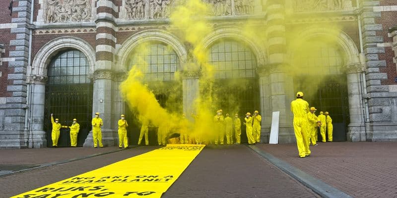 Detenidos 33 activistas de XR por encadenarse en el Rijksmuseum