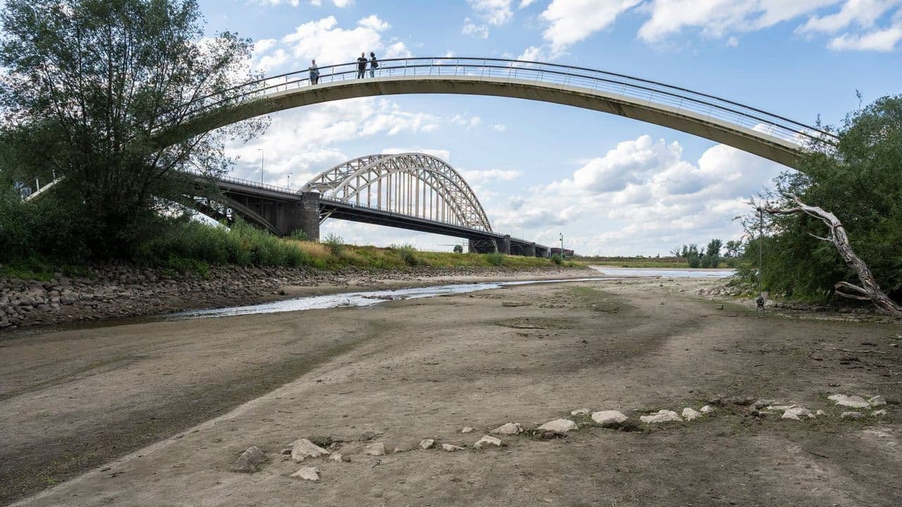 Puente Waalbrug sobre el río Waal en Nijmegen