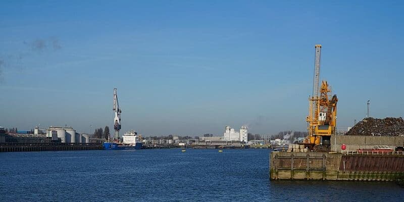 Un barco se estrella en el puerto de Róterdam; víctima desaparecida en el agua