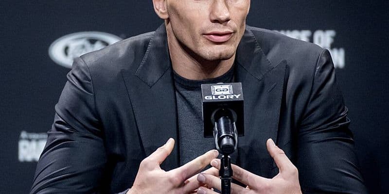 Rico Verhoeven en un evento público, con expresiones serias tras su denuncia por amenazas