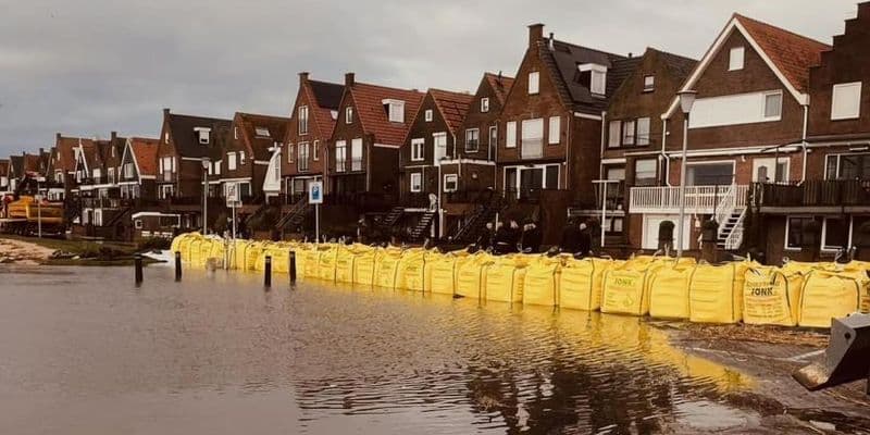 Acciones de emergencia en Volendam: Bomberos y autoridad trabajan para controlar las inundaciones