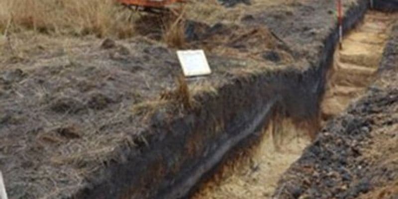 Sección de la muralla defensiva y del foso del campamento militar romano recientemente descubierto en Veluwe