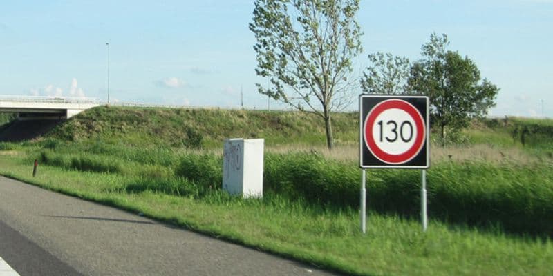 Señal de tráfico mostrando un límite de velocidad de 130 km/h, simbolizando el debate en curso sobre los límites de velocidad en las autopistas holandesas