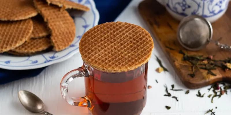 Stroopwafel sobre un té
