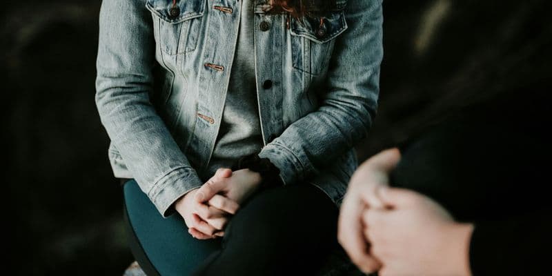 Imagen de un especialista en salud mental consultando con un paciente, simbolizando la nueva iniciativa de compensación por consultas exploratorias en los Países Bajos.