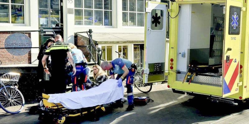 Víctima del ataque en Ámsterdam siendo atendida por los paramédicos