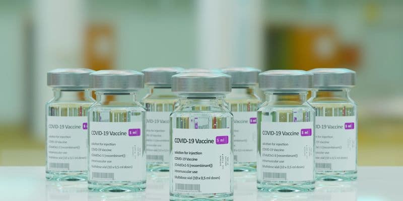 Imagen de vacunas variantes de Covid-19 en una pantalla, reflejando la respuesta de la EMA a la nueva variante JN.1.