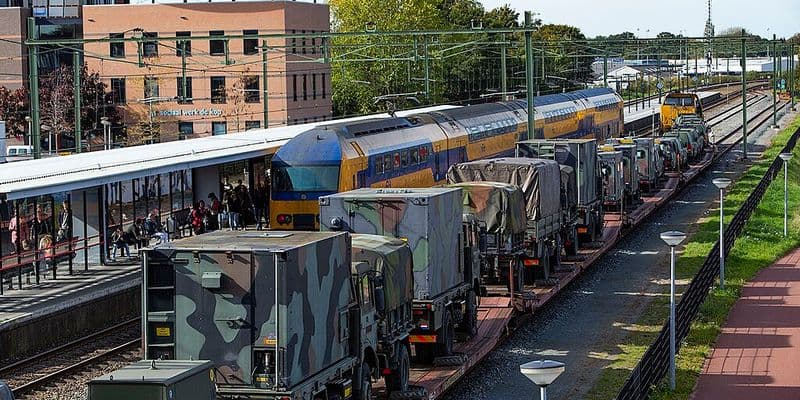 Vehículos militares en vagones de tren
