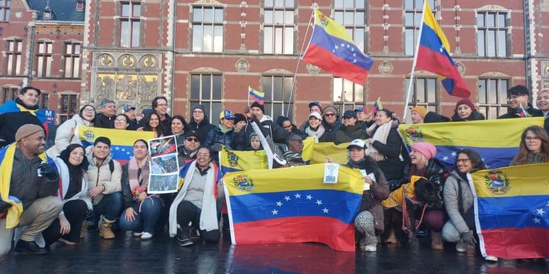Venezolanos reunidos en Ámsterdam celebrando la caída de Maduro