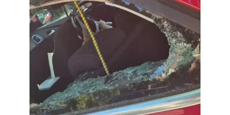 Ventana de coche rota para el rescate de un bebé en Amersfoort