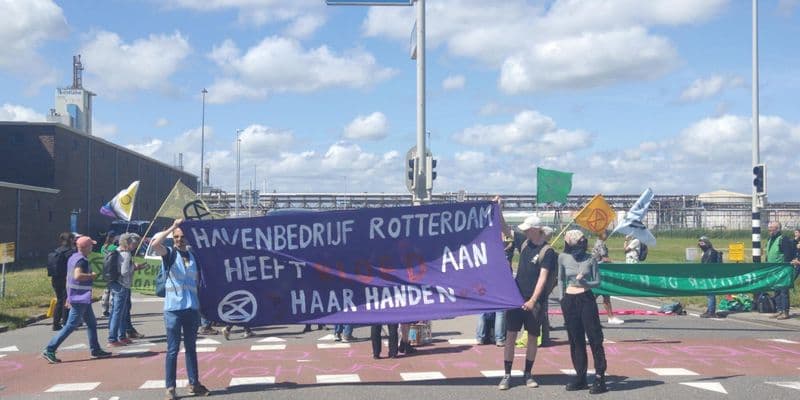 XR sustituye publicidad de combustibles fósiles en paradas de transporte