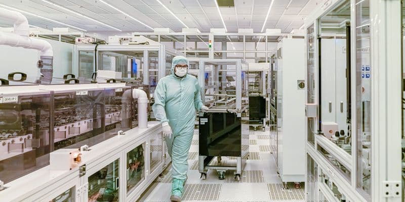 ASML ofrece acciones de 20.000 euros a empleados que sigan hasta 2030