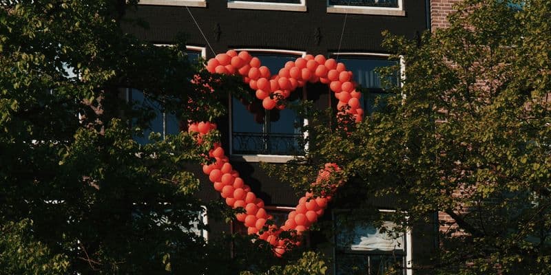 Casas con globos en forma de corazón
