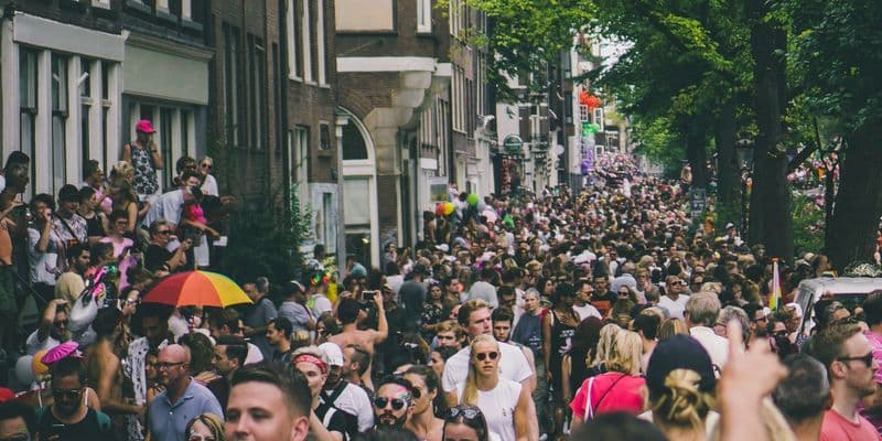 Gente en las calles de Ámsterdam