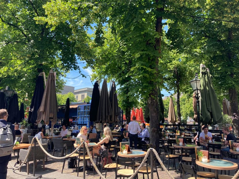 Gente en una terraza