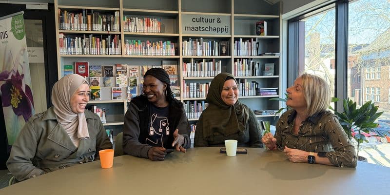 Grupo multicultural de mujeres migrantes