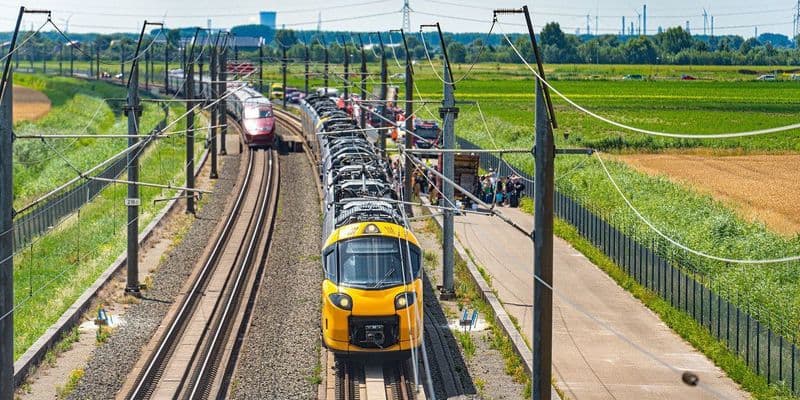 Imagen aérea del tren Eurostar y viajeros en las inmediaciones