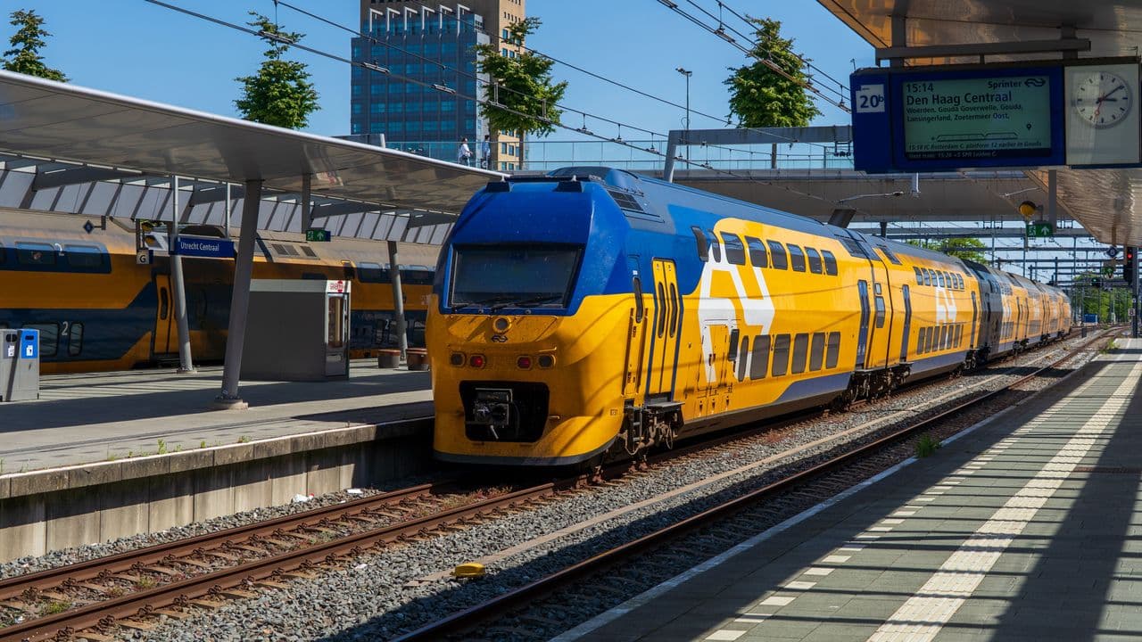 Tren de NS en una estación de los Países Bajos