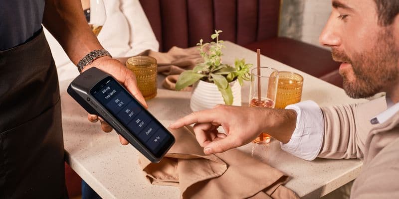 Las pantallas de propina en hostelería irritan al 75% de los clientes