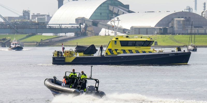 La policía recupera un cuerpo tras el naufragio en el puerto de Ámsterdam