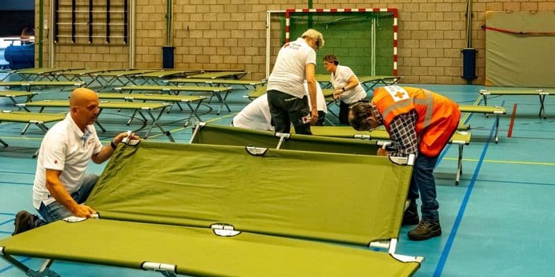 rode-kruis-plaatst-bedden-in-noodopvang-Rode-Kruis